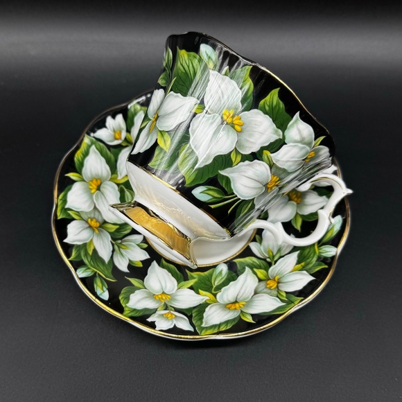 Royal Albert Flora Series Trillium Tea Cup Saucer Set Bone China England - Picture 3 of 5
